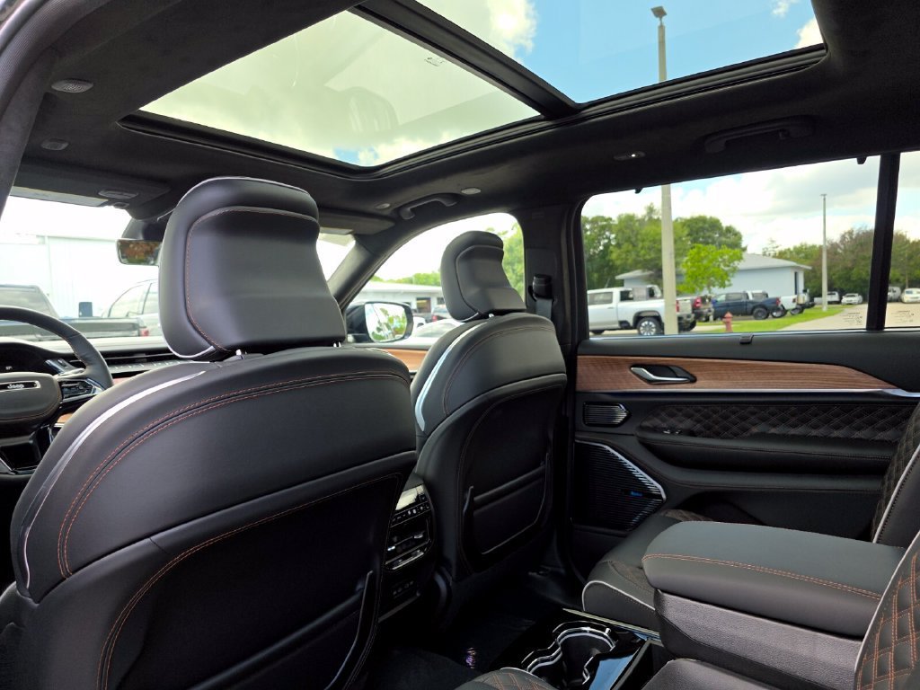 New 2026 Diamond Black Crystal Pearl-Coat Exterior Paint Jeep Summit image 11