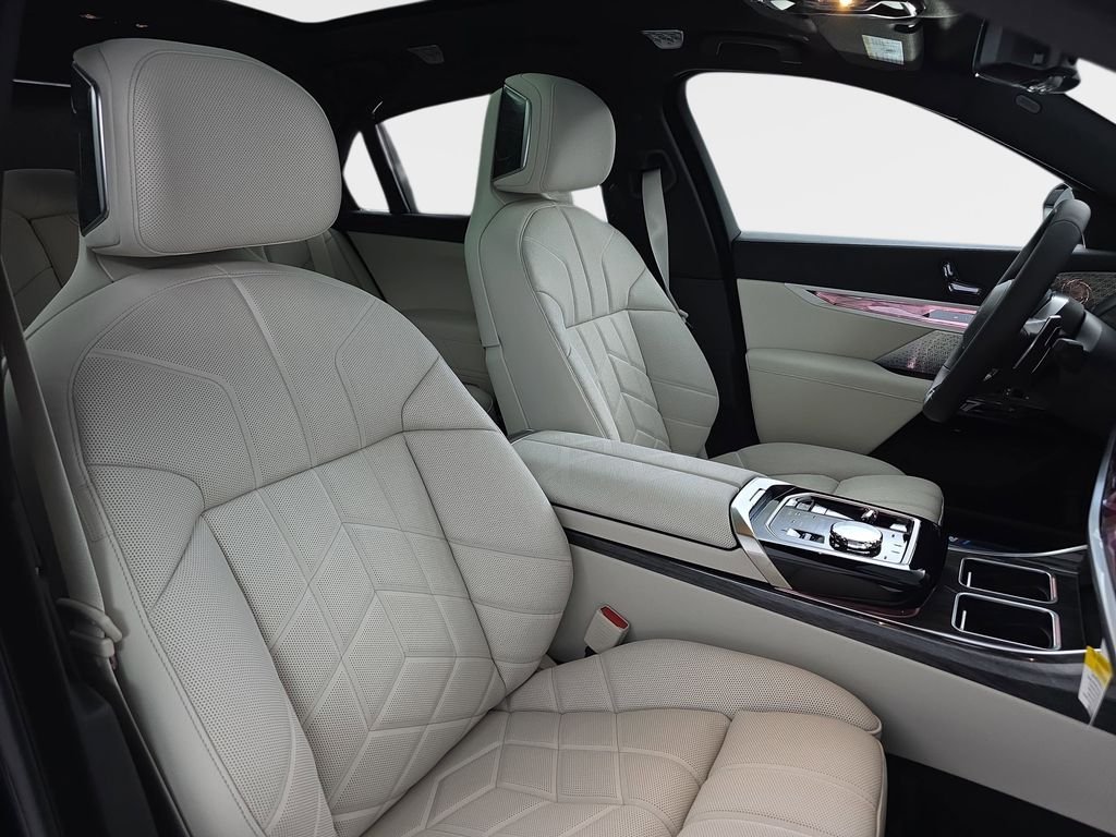 2026 BMW 7 Series 760i - Photo 10