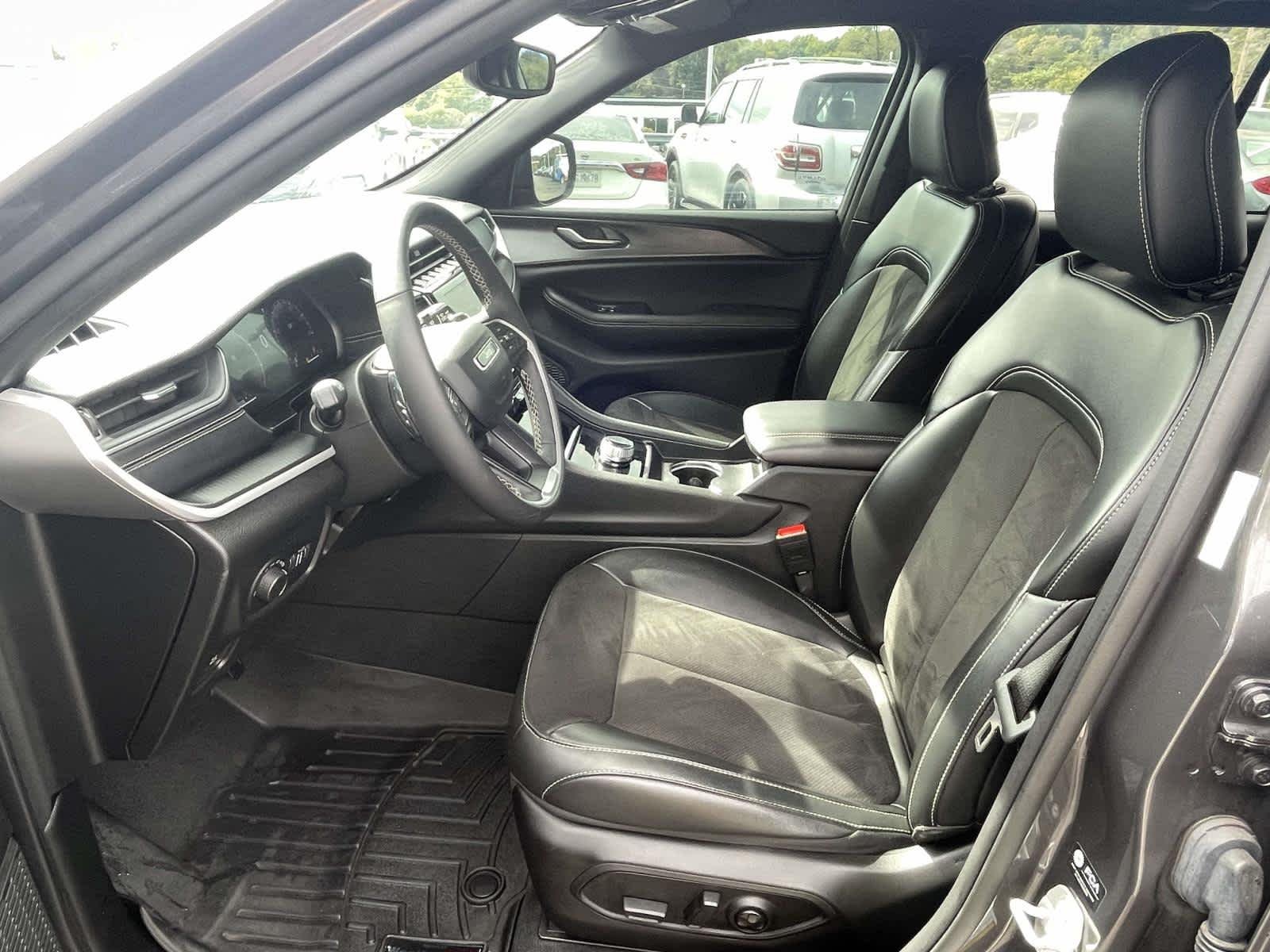 Used 2023 Baltic Gray Metallic Clearcoat Jeep Altitude image 22