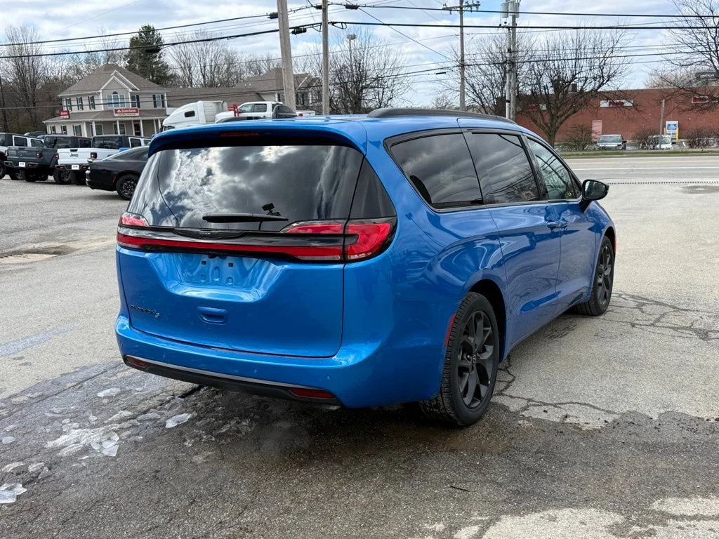 New 2026 Hydro Blue Pearl-Coat Exterior Paint Chrysler Select image 6