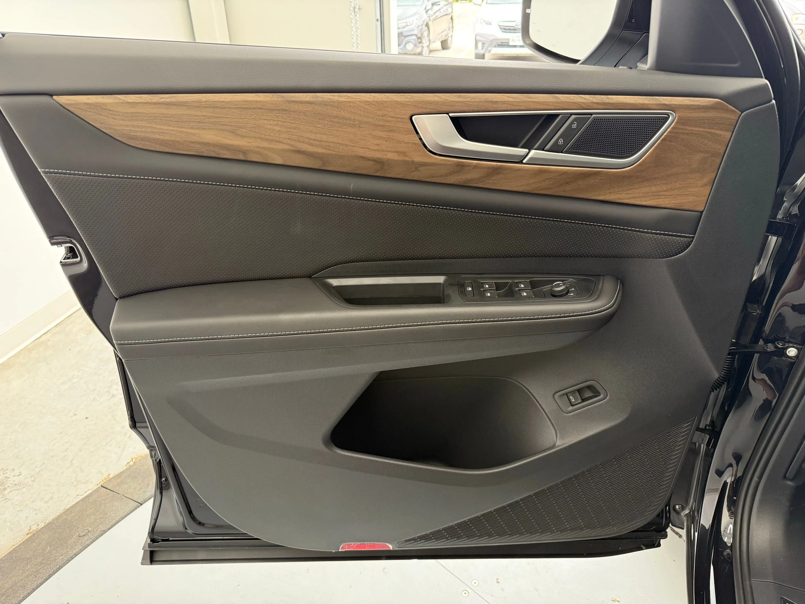 2025 Volkswagen Atlas SE w/Tech - Photo 10