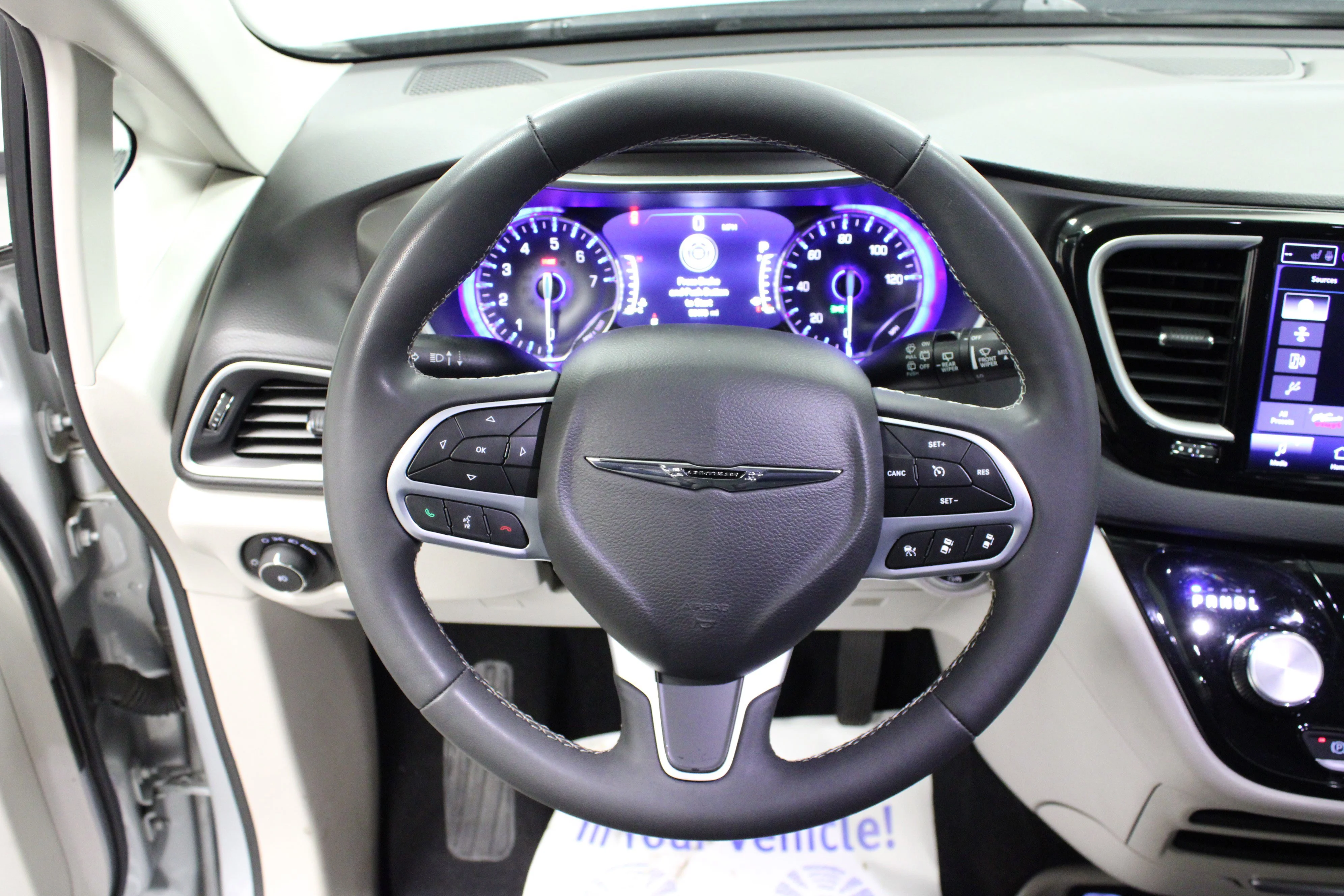 Used 2024 Silver Mist Clearcoat Chrysler Touring L image 18
