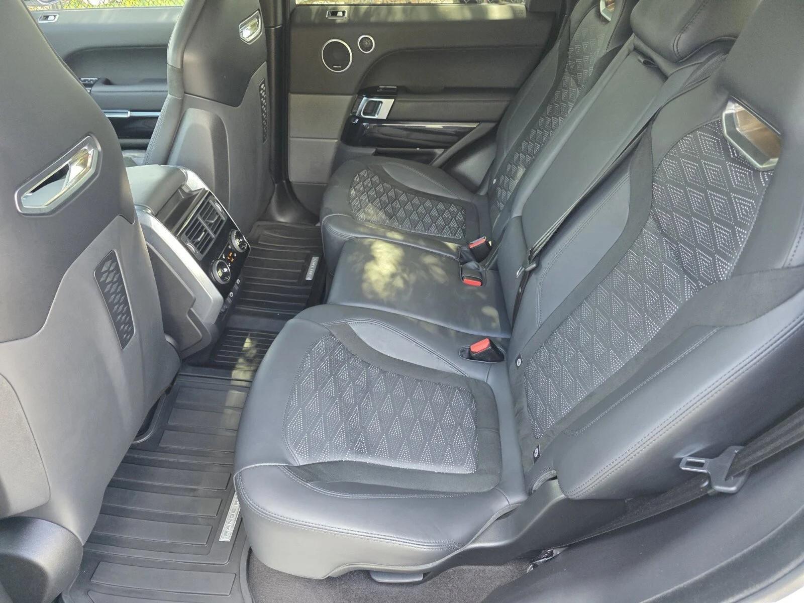 Certified Used 2022 Fuji White Land Rover SVR image 15