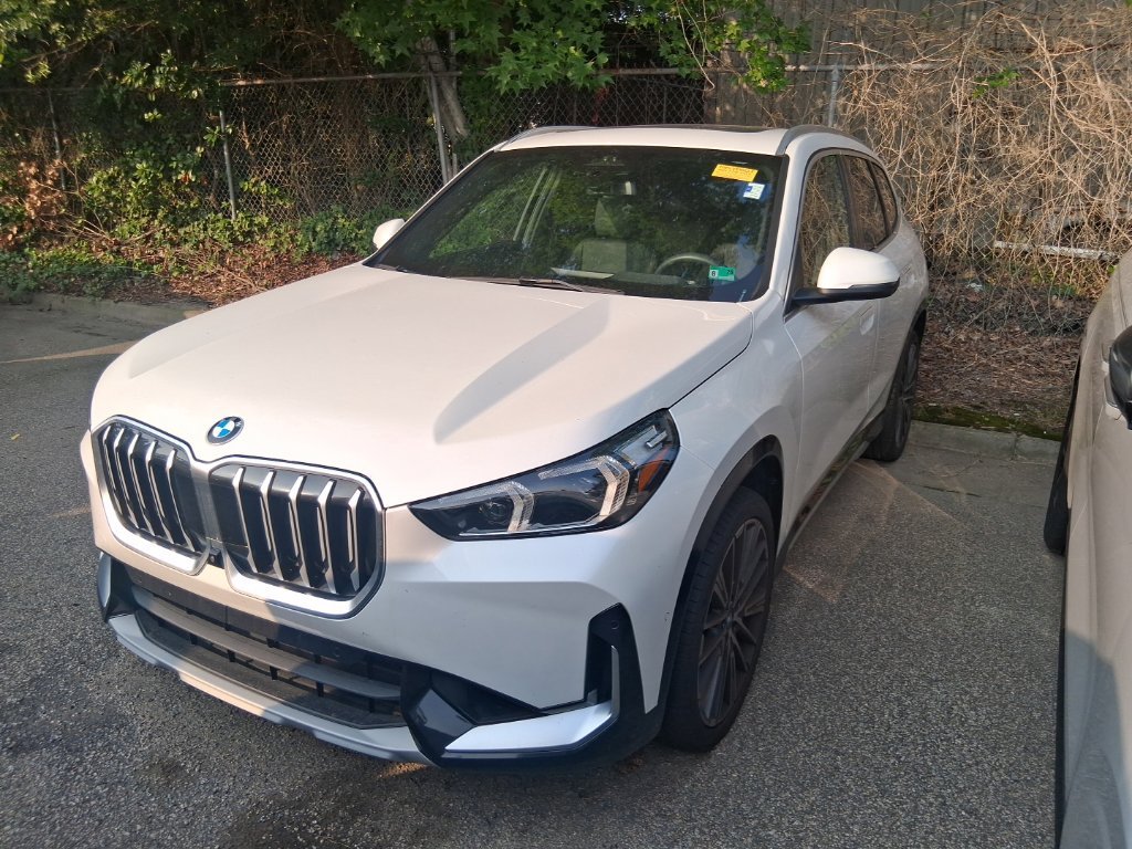 Used 2025 White BMW xDrive28i image 3