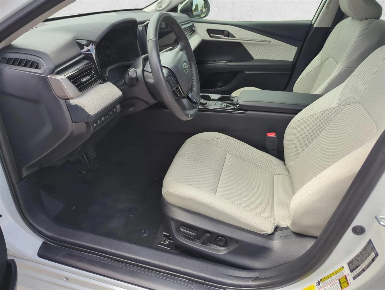 Used 2025 Wind Chill Pearl Toyota XLE image 10