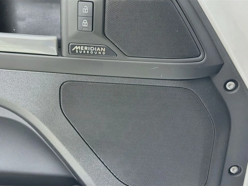 New 2026 Fuji White Land Rover X-Dynamic SE image 19