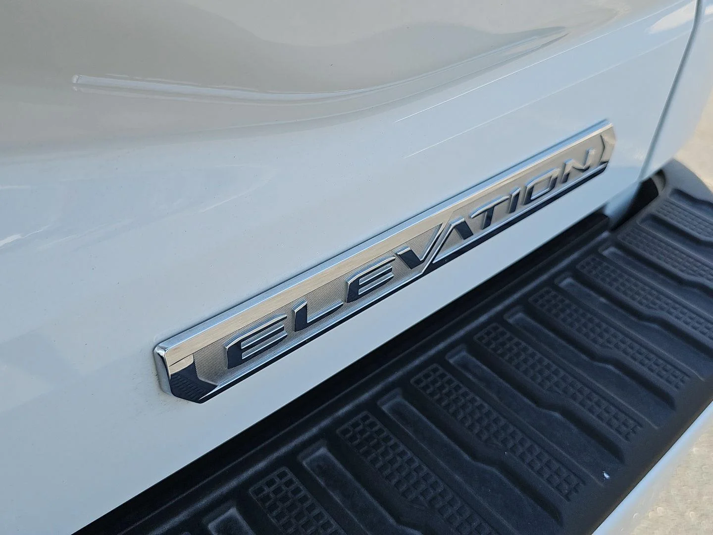 Used 2025 Summit White GMC Elevation image 32