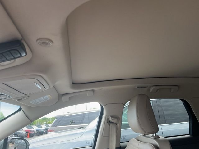 Used 2023 White Metallic Lincoln Standard image 8
