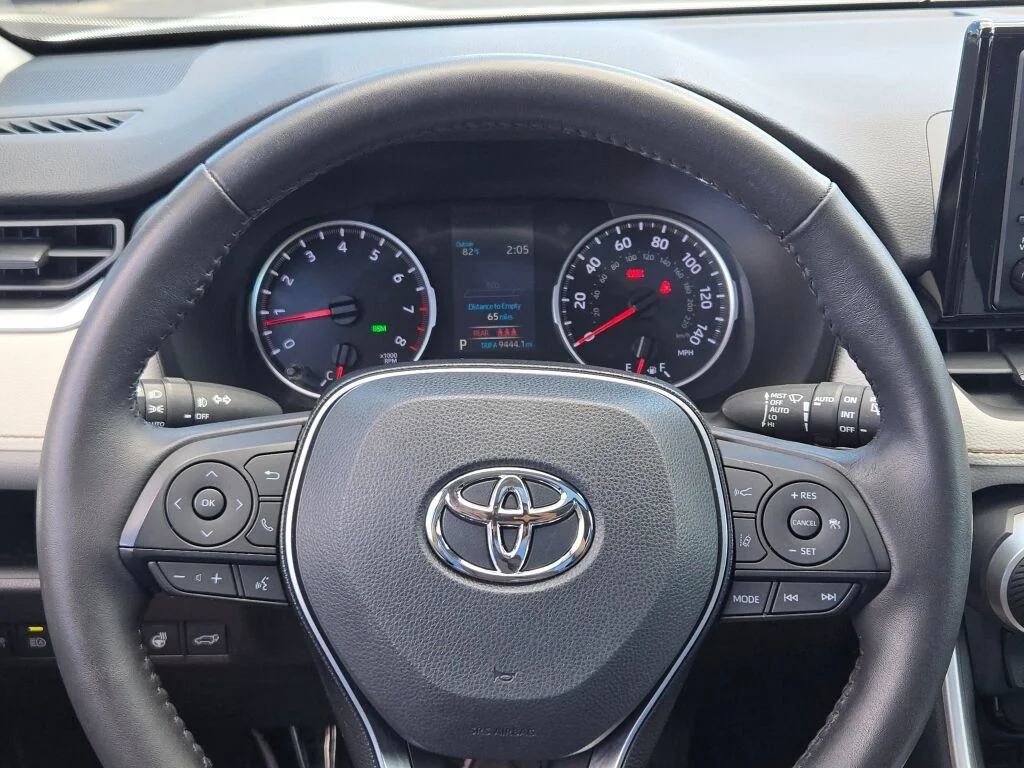 Used 2019 White Toyota XLE image 33