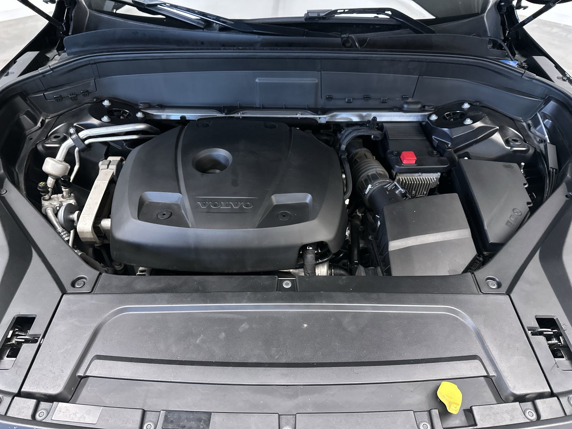 Used 2018 Onyx Black Metallic Volvo Momentum image 29