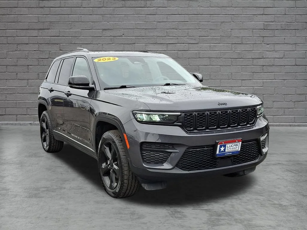 Used 2023 Baltic Gray Metallic Clearcoat Jeep Altitude image 2