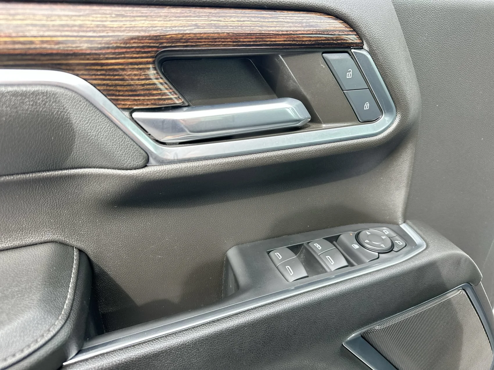 Used 2024 Summit White GMC Elevation image 13