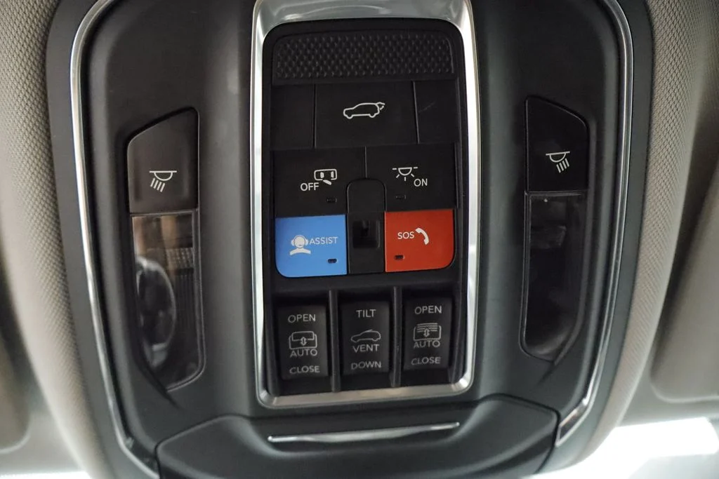 Used 2022 Silver Jeep Limited image 19