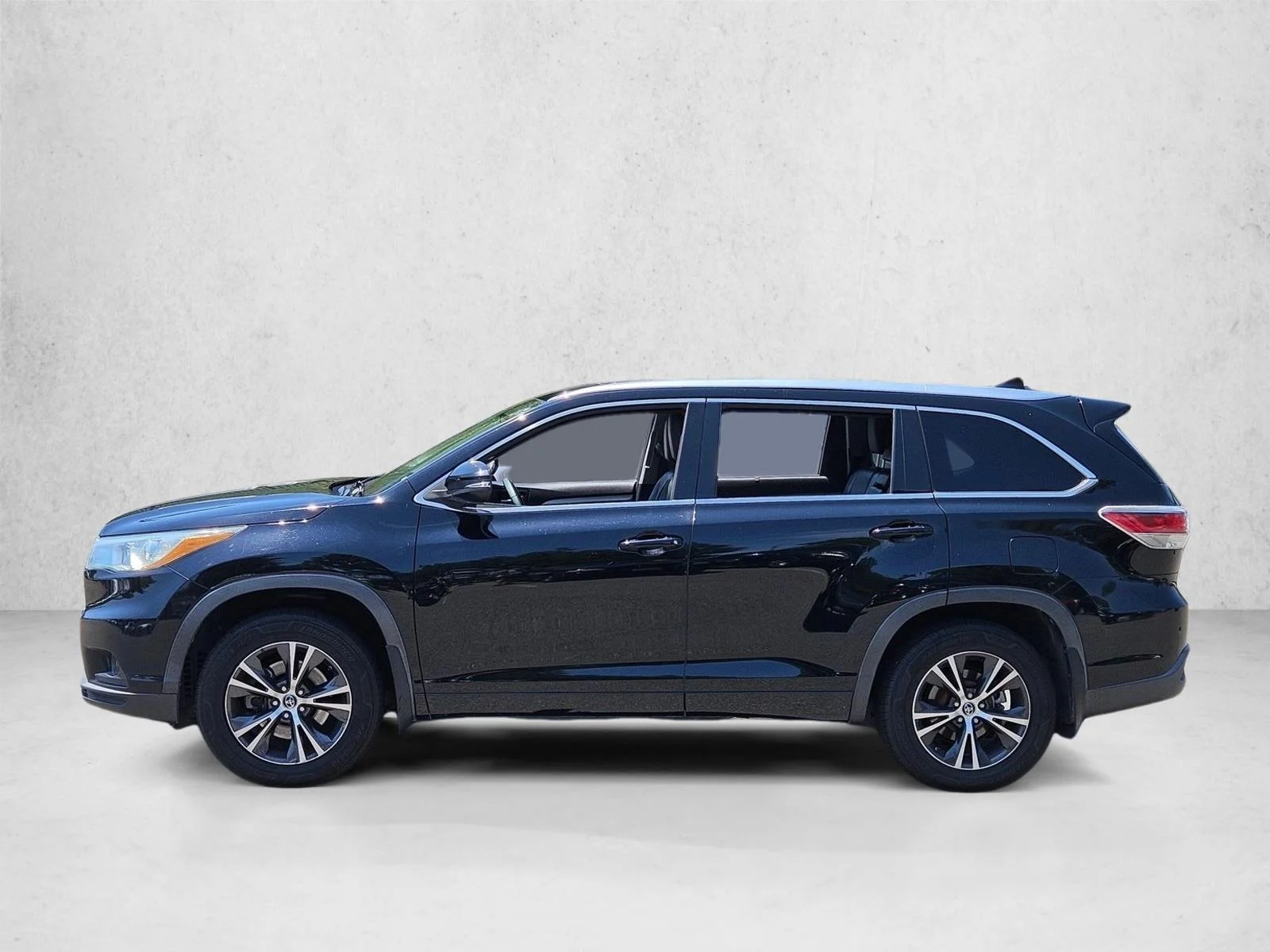 Used 2016 Midnight Black Metallic Toyota XLE image 8