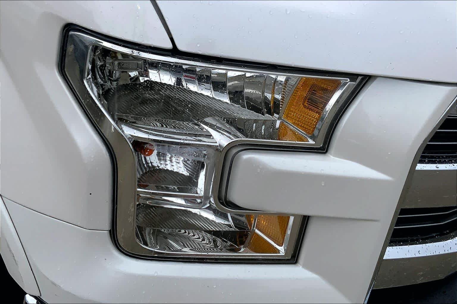 Used 2017 White Platinum Metallic Tri-Coat Ford Lariat image 25