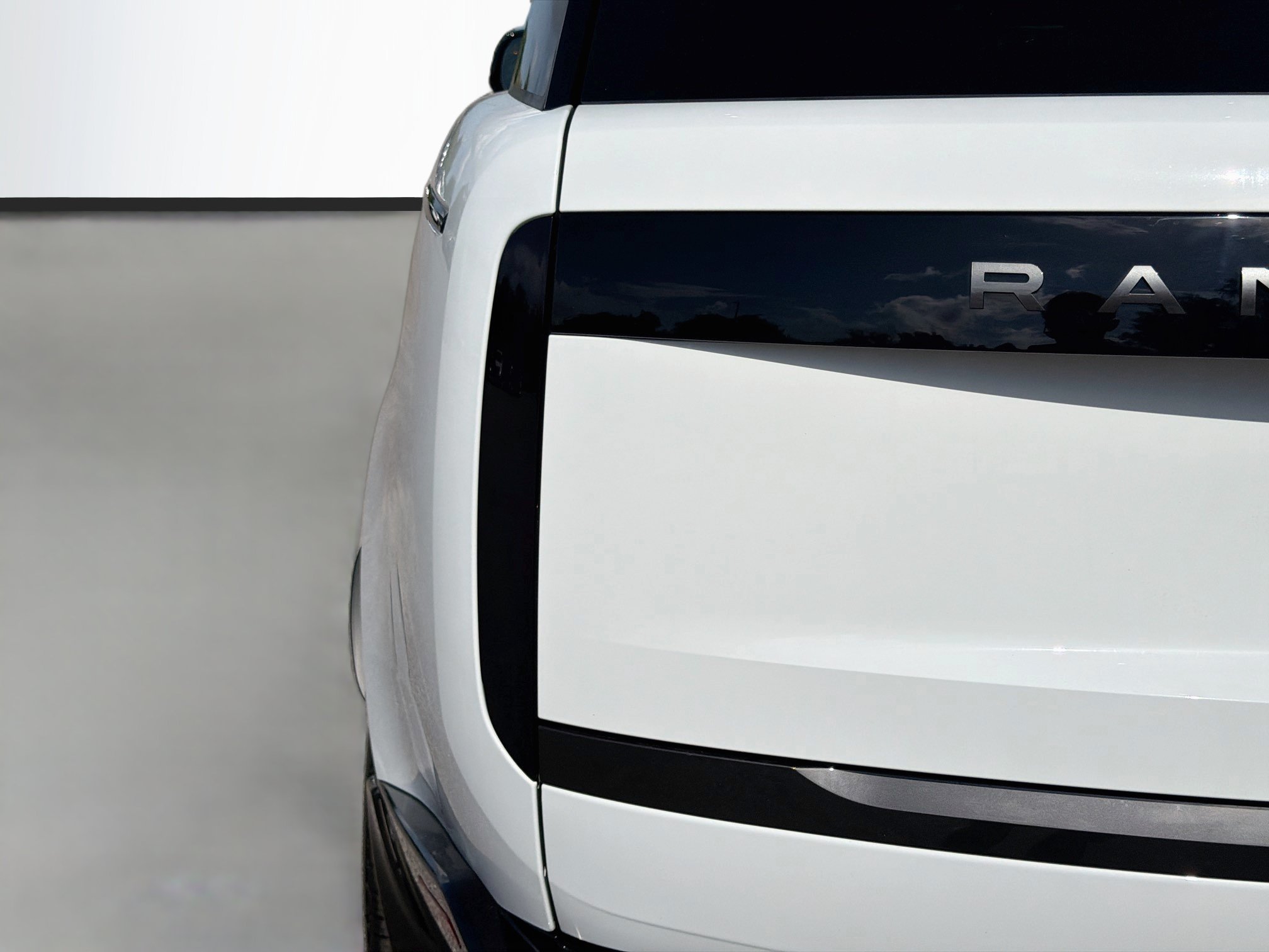 New 2027 Fuji White Land Rover SE image 10