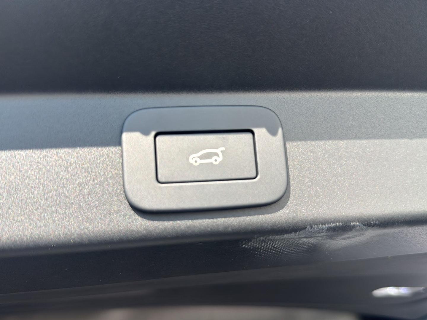 New 2027 Santorini Black Land Rover SE image 16