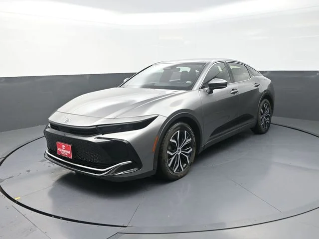 Used 2023  Toyota XLE image 3