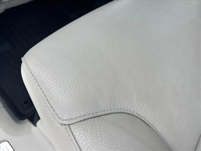 Used 2023 White Volvo B6 Plus 7-Seater image 18