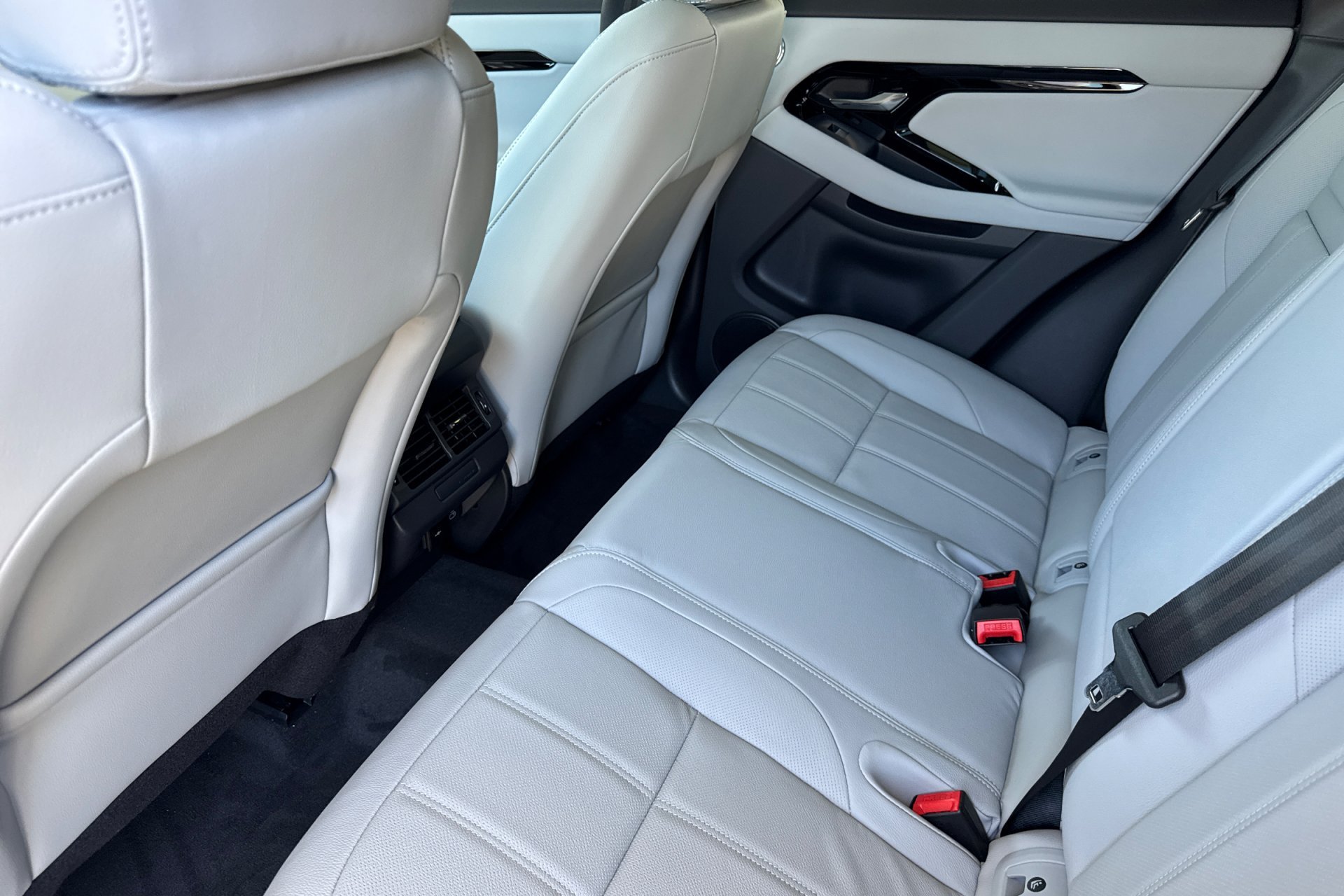 New 2026 Arroios Grey Land Rover Core S image 4