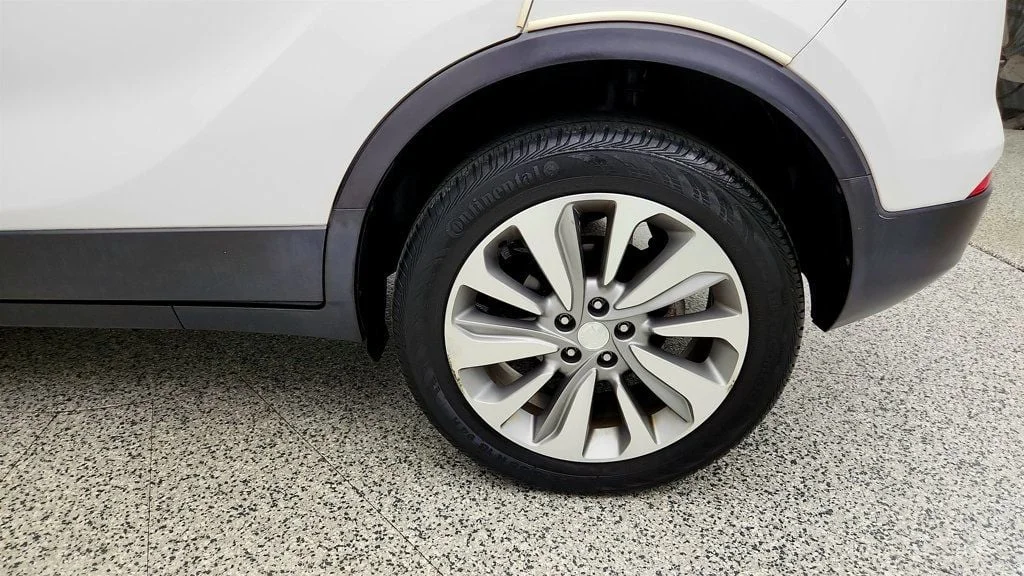 Used 2019 Summit White Buick FWD 4dr Preferred image 9