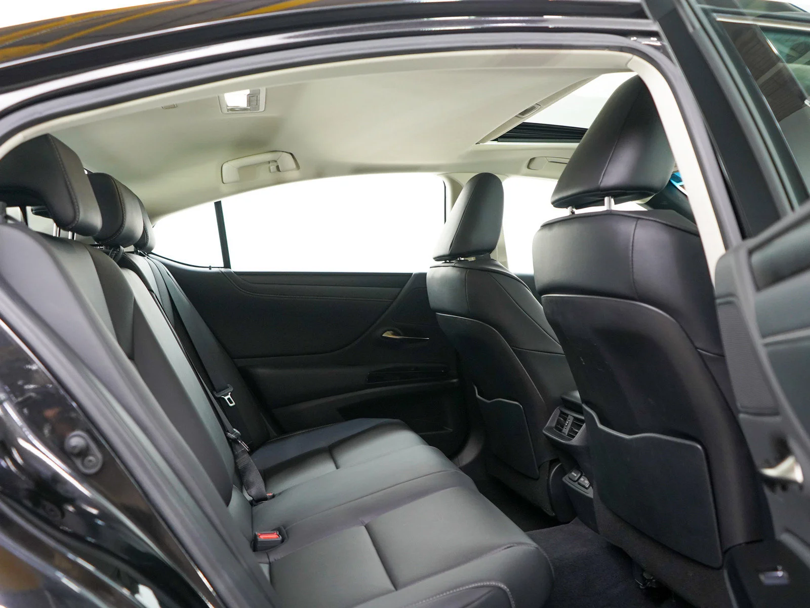 Used 2025 Obsidian Lexus 300h F SPORT Handling image 12