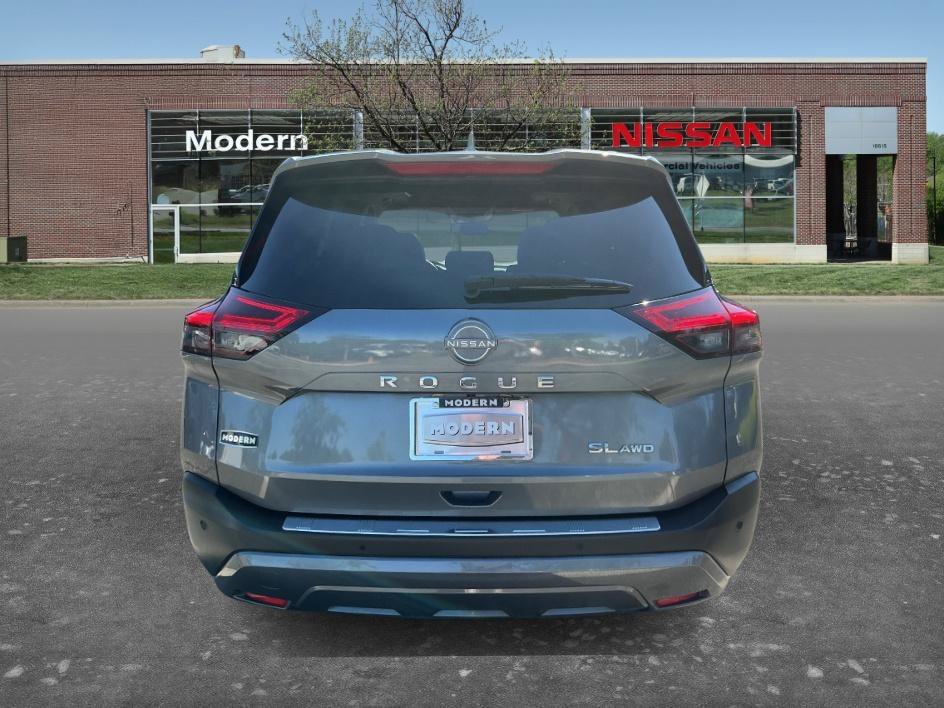 Used 2023 Gun Metallic Nissan SL image 3
