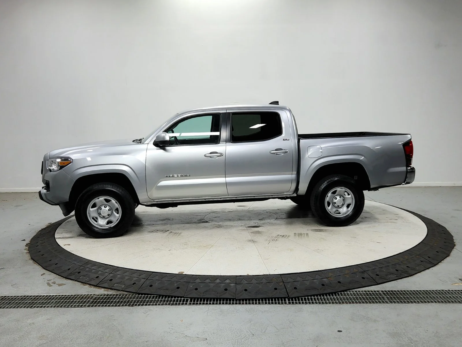 Used 2022 Silver Toyota SR5 image 5