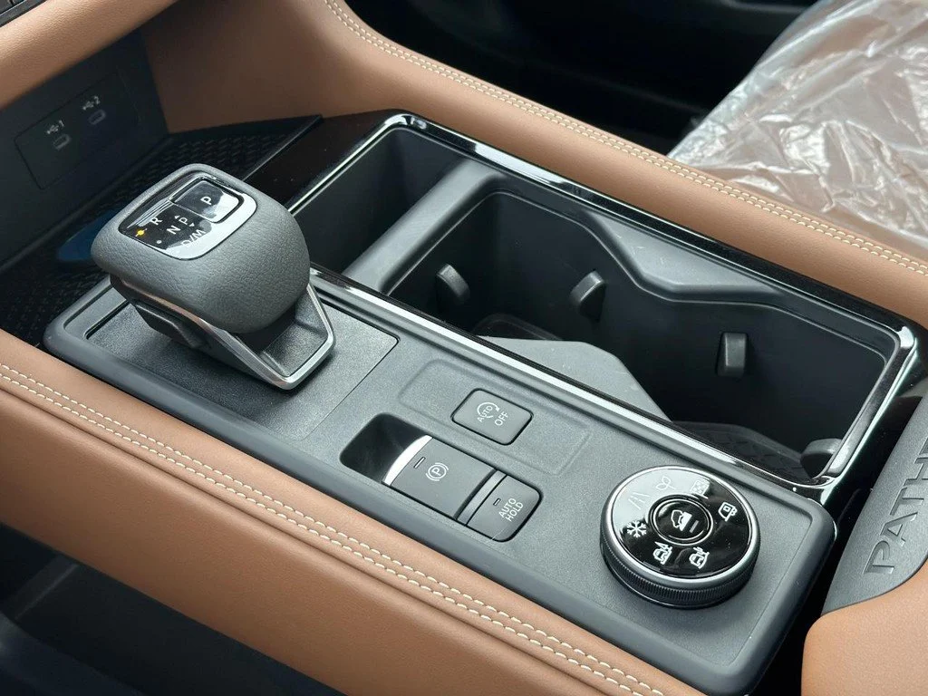 New 2026 Boulder Gray Pearl / Super Black Two-tone Nissan Platinum image 17