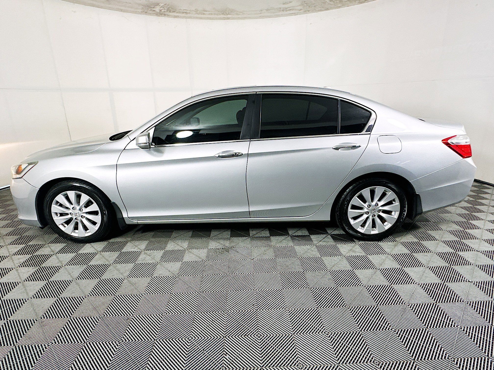 Used 2014 Silver Honda EX-L image 6