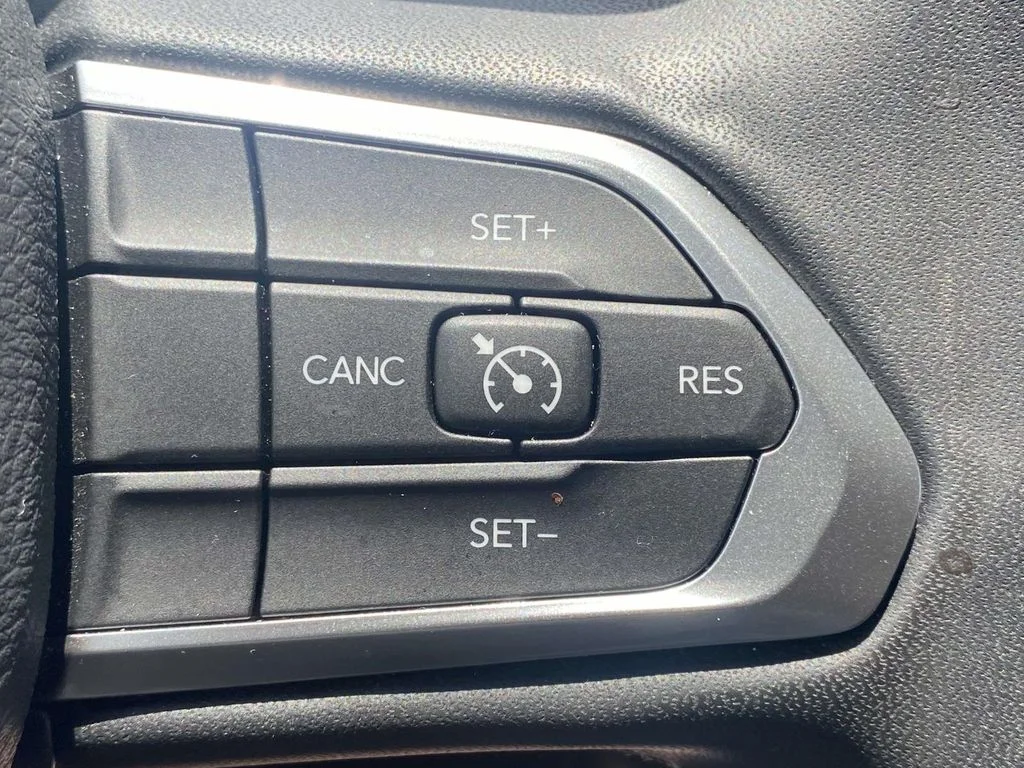 Used 2024 White Jeep Latitude image 29