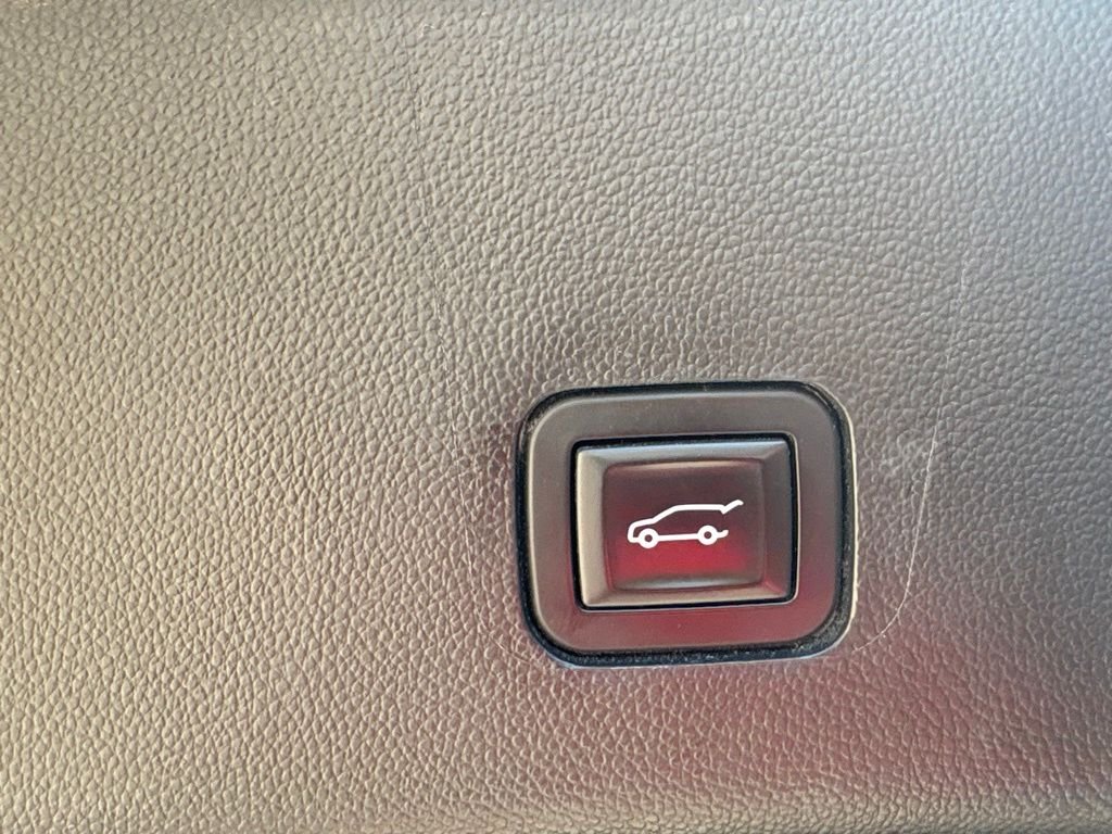Used 2018 Iridescent Pearl Tricoat Chevrolet LT Cloth w/1LT image 40