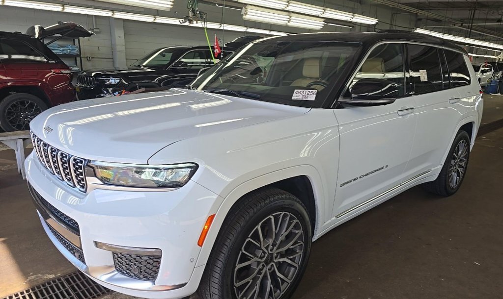 Used 2025 White Jeep Summit image 1