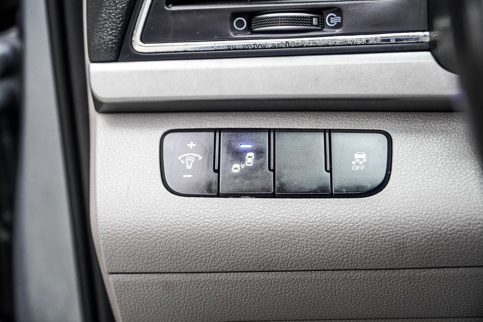 Used 2018 Gray Hyundai Value Edition image 30