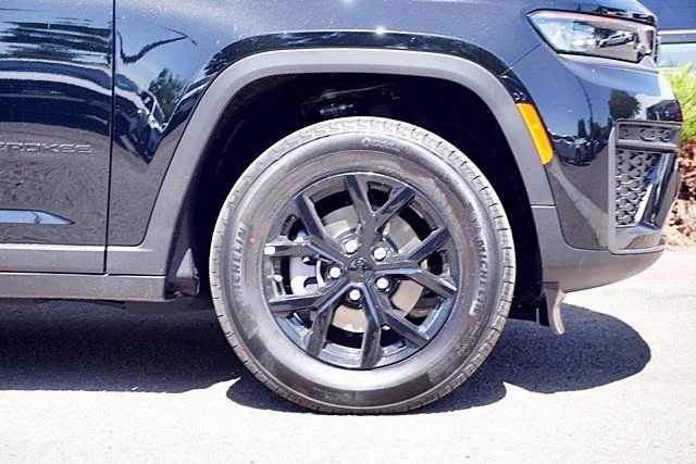 New 2026 Diamond Black Crystal Pearl-Coat Exterior Paint Jeep Altitude image 8