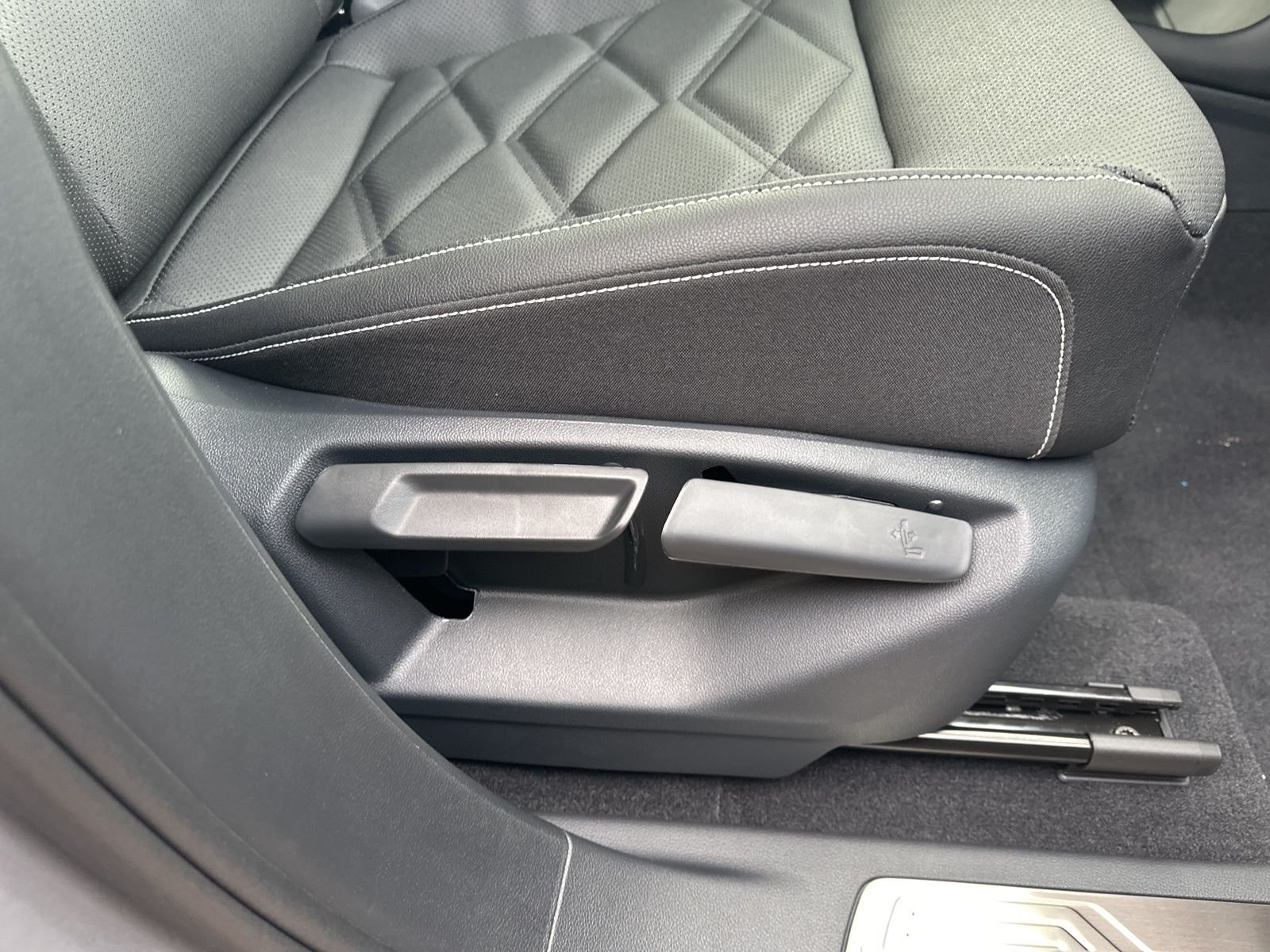 2026 Volkswagen Atlas SE w/Tech - Photo 42