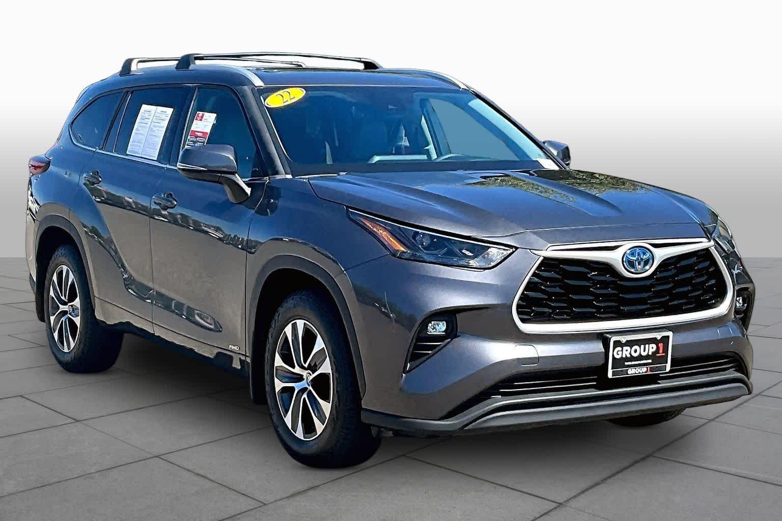 Pre-Owned 2022 Toyota Highlander Hybrid XLE