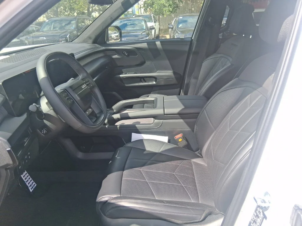 Used 2027 White Kia  image 13