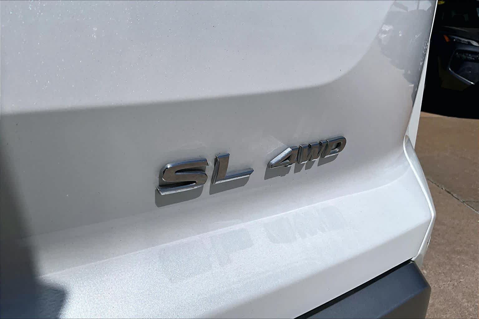 Used 2025 Everest White Pearl Tricoat Nissan SL image 9