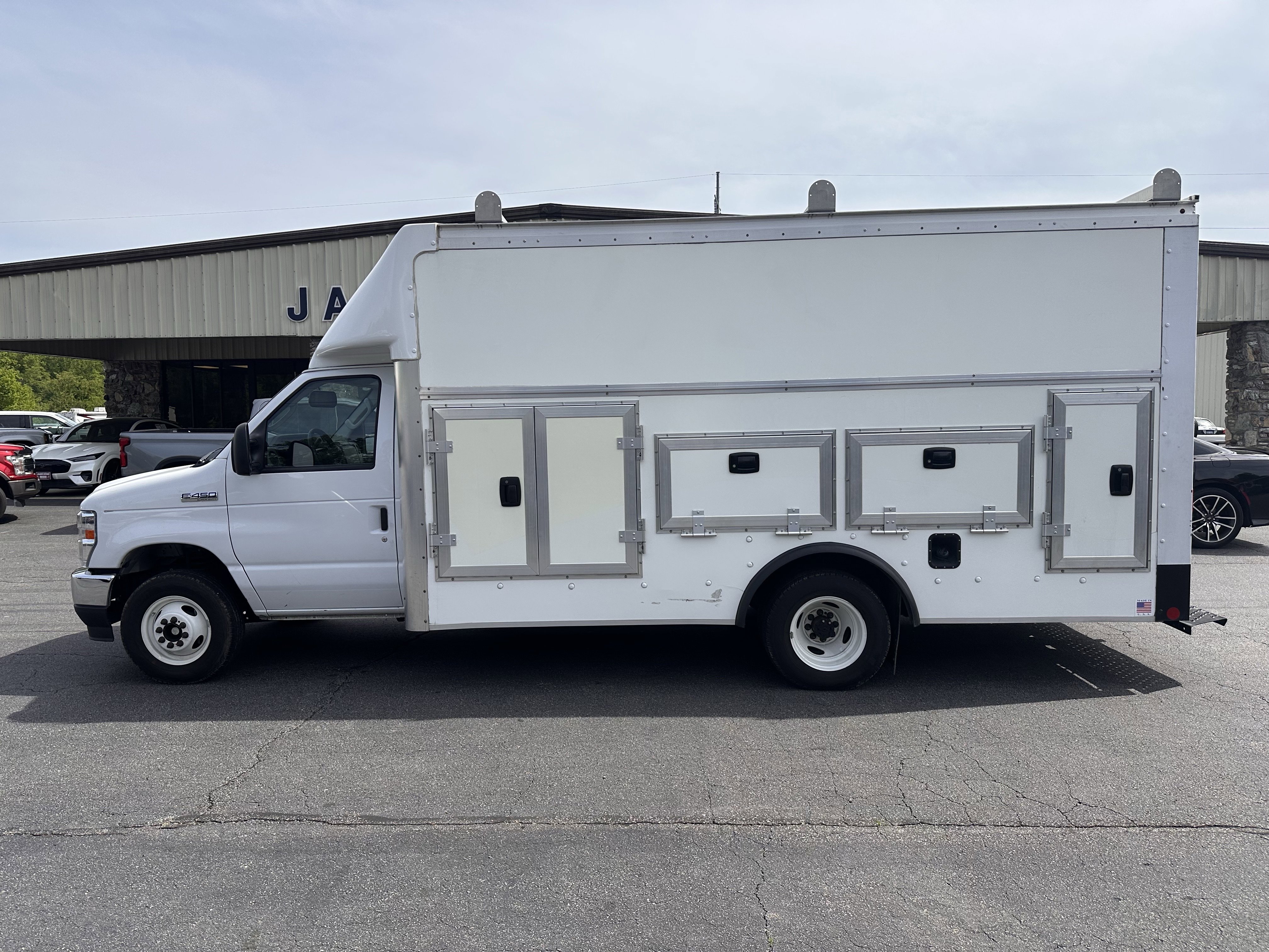 2024 Ford E-Series DRW E-450 Super Duty 158 in WB's photo