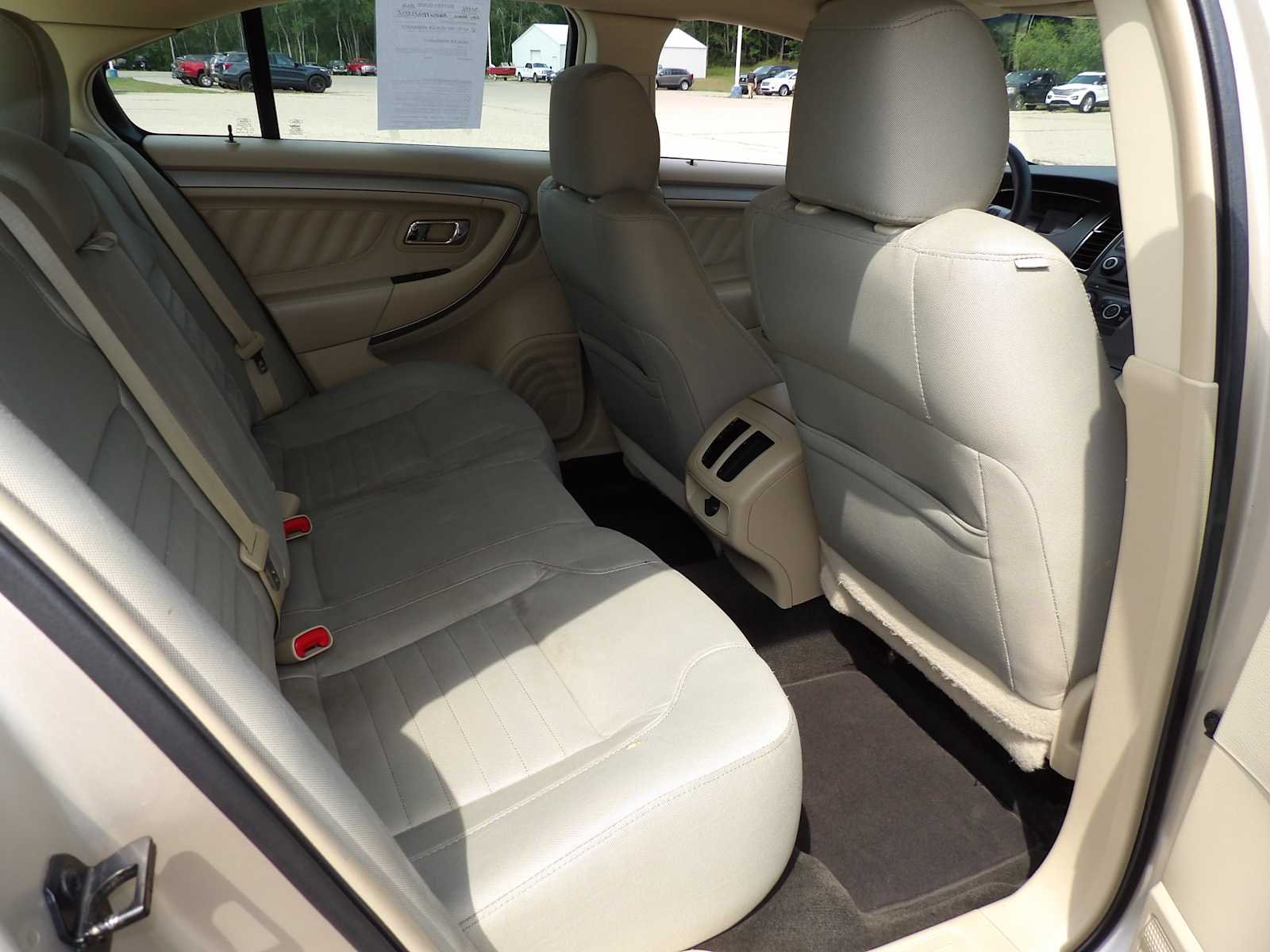 Used 2018 White Gold Metallic Ford SE image 14