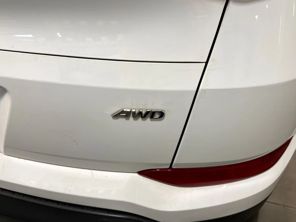 Used 2018 White Hyundai SE image 5