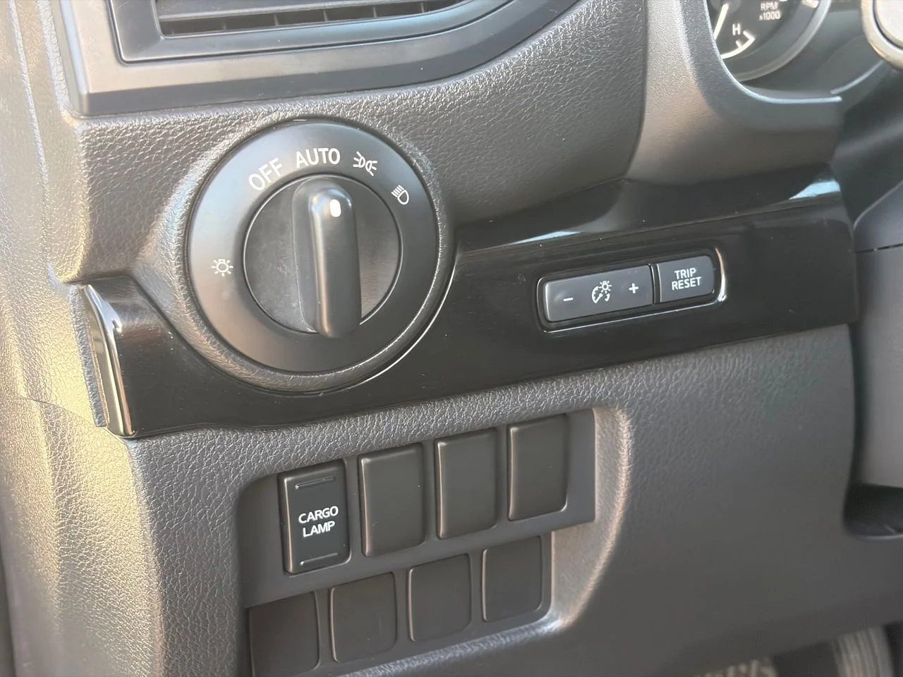 Used 2023 Glacier White Nissan SV image 22