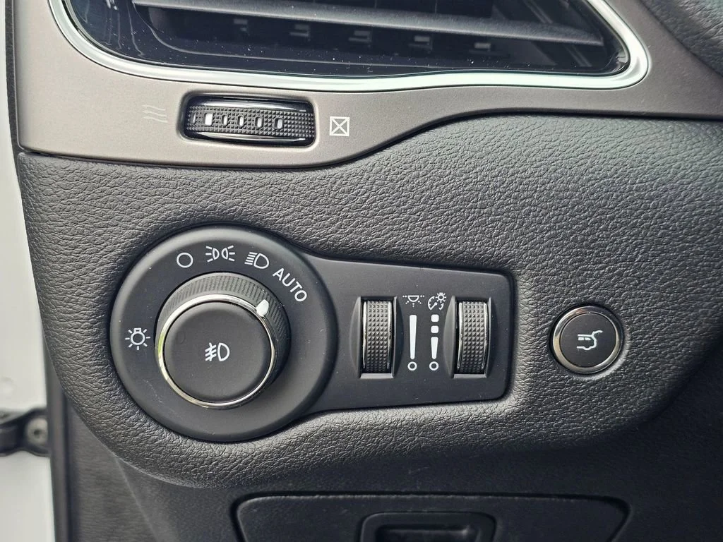 Used 2022  Jeep Limited image 24