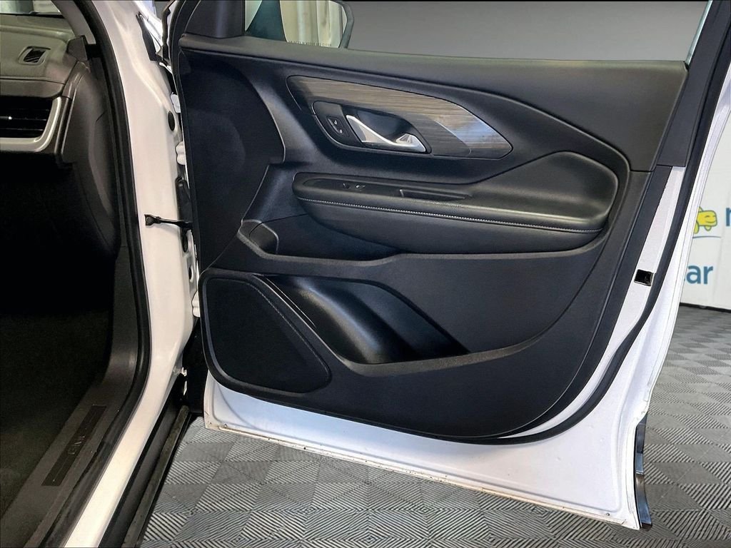 Used 2024 White GMC SLE image 12