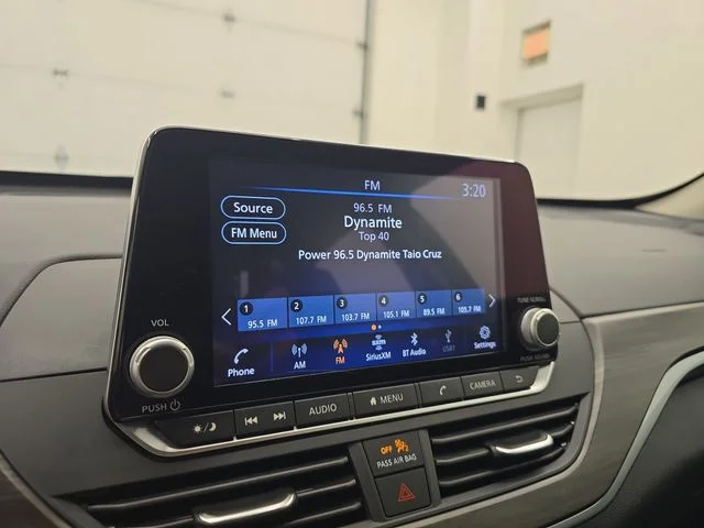Used 2025 Super Black Clearcoat Nissan 2.5 SV image 22