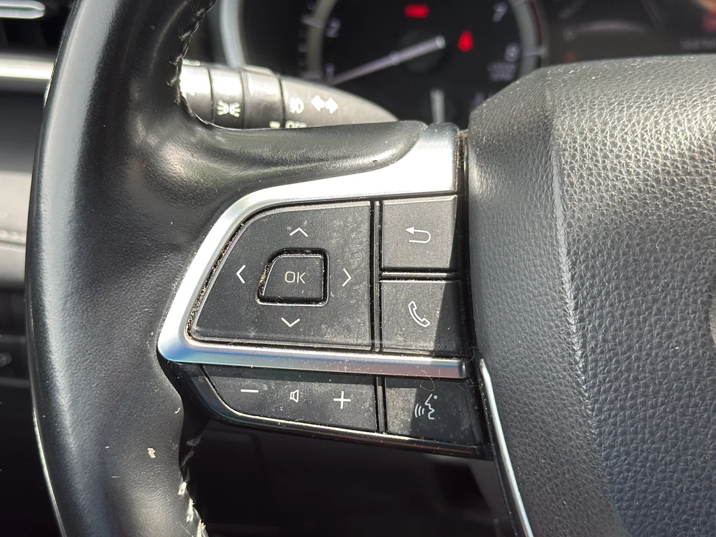 Used 2021  Toyota XLE image 16