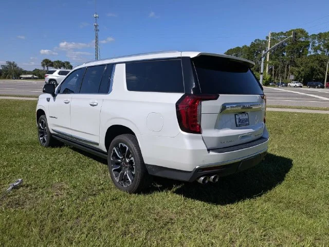 Used 2022 WHITE FROST TRICOAT GMC Denali image 5