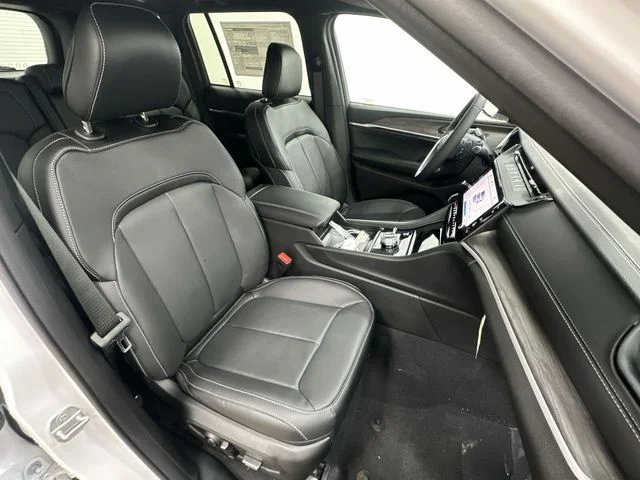 New 2026 Bright White Clear-Coat Exterior Paint Jeep Limited Reserve image 28