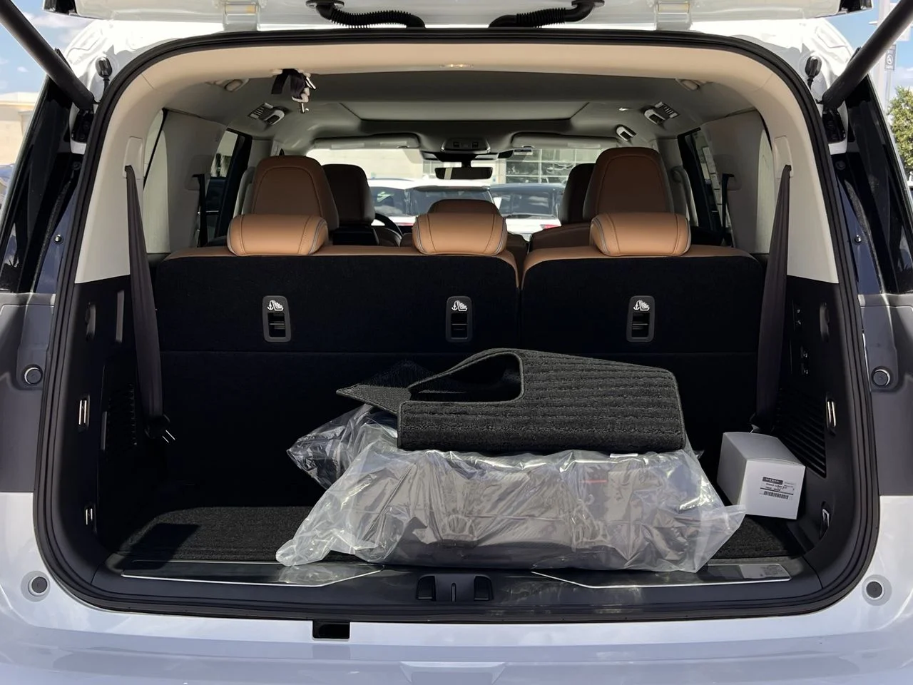 New 2026 Radiant White INFINITI LUXE image 26